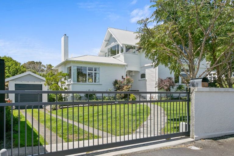 Photo of property in 13 Paynters Avenue, Strandon, New Plymouth, 4312