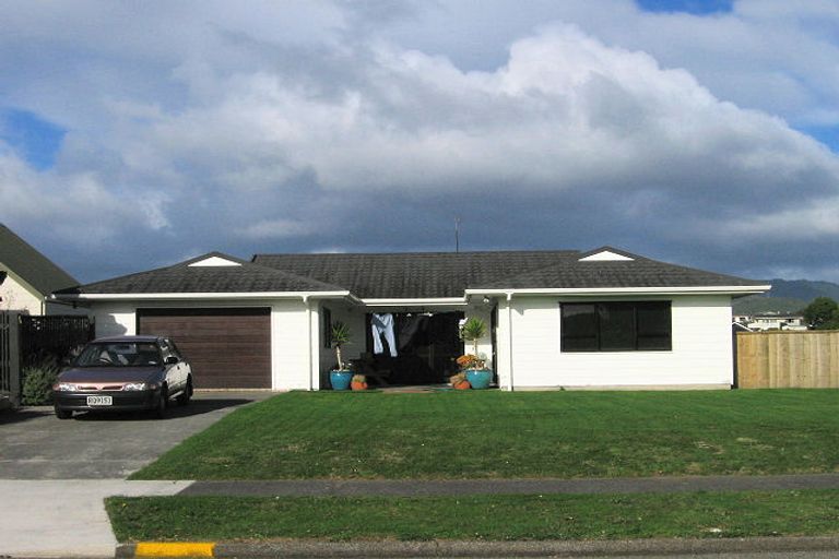 Photo of property in 5 Hastings Street, Waikanae Beach, Waikanae, 5036