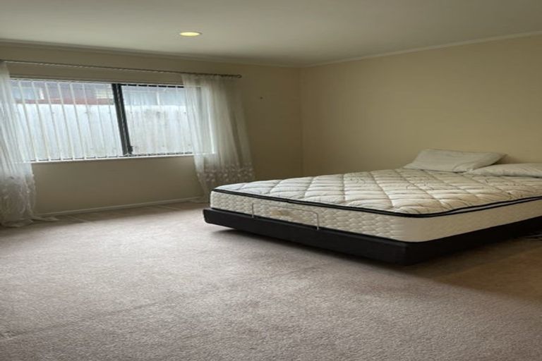 Photo of property in 2/212 Te Atatu Road, Te Atatu South, Auckland, 0610