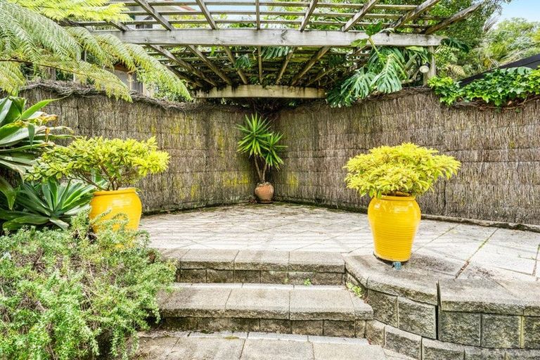 Photo of property in 9 Langstone Place, Chatswood, Auckland, 0626