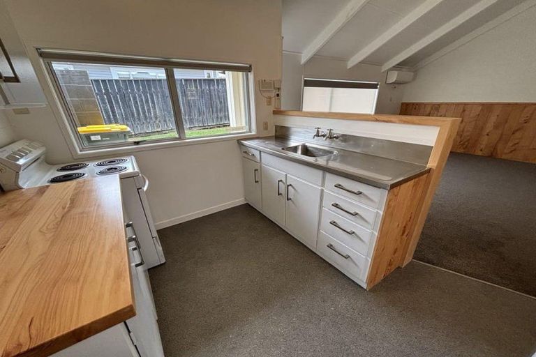 Photo of property in 45 Seaview Road, Marfell, New Plymouth, 4310