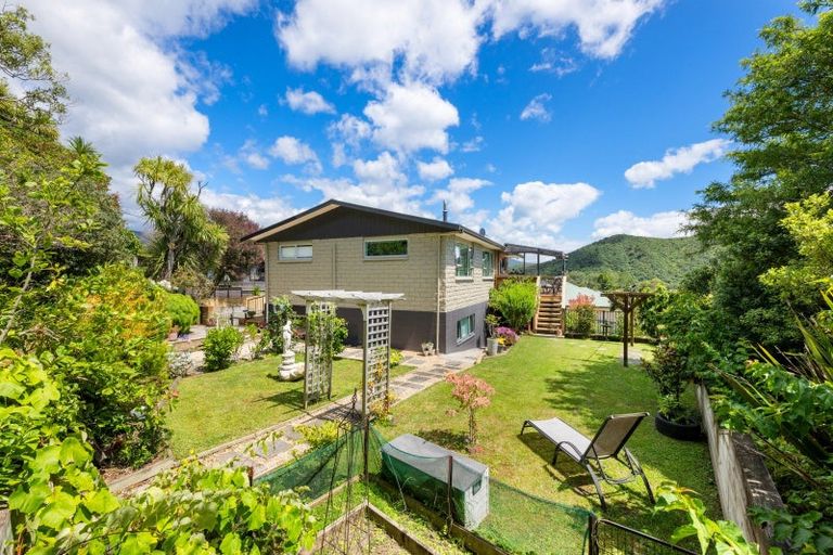 Photo of property in 32-34 Moana View Road, Waikawa, Picton, 7220