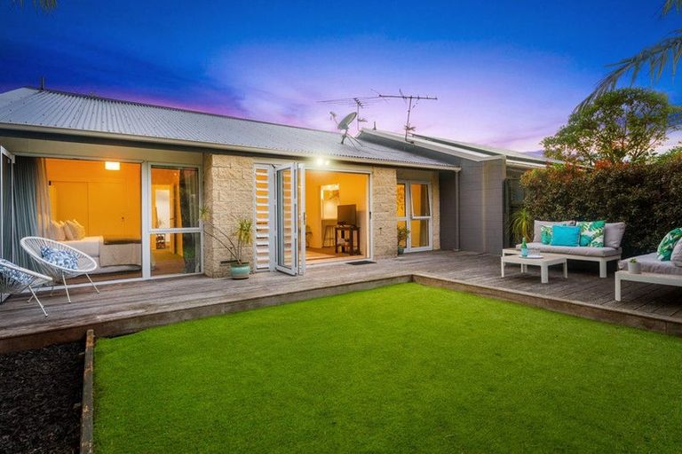 Photo of property in 2/40 James Evans Drive, Northcote, Auckland, 0627