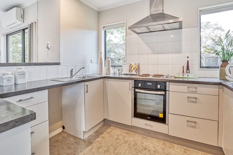 Photo of property in 2 Hamblyn Place, Ranui, Auckland, 0612