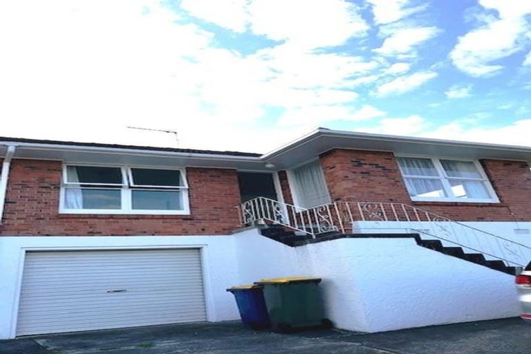 Photo of property in 2/96 East Coast Road, Forrest Hill, Auckland, 0620