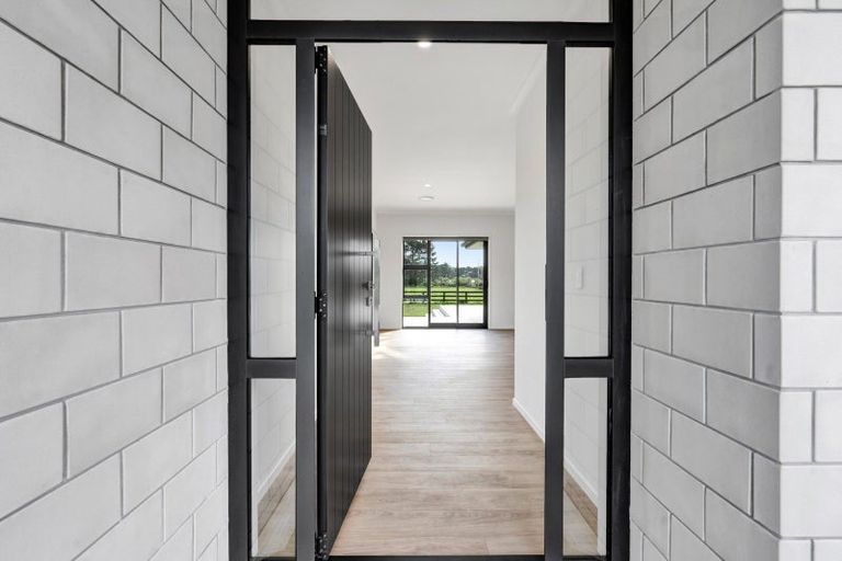 Photo of property in 31 Ninia Road, Paraite, New Plymouth, 4373