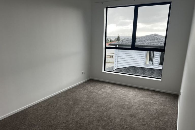 Photo of property in 9/233 Great North Road, Henderson, Auckland, 0612