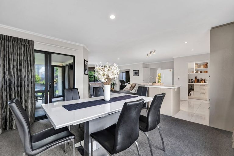 Photo of property in 28 Paynters Avenue, Strandon, New Plymouth, 4312