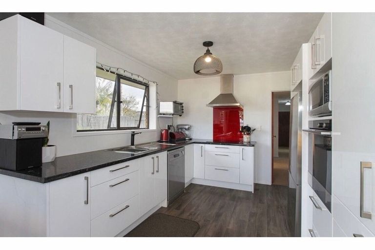 Photo of property in 1/470 Te Atatu Road, Te Atatu Peninsula, Auckland, 0610