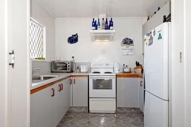 Photo of property in 1/28 Nikau Street, New Lynn, Auckland, 0600