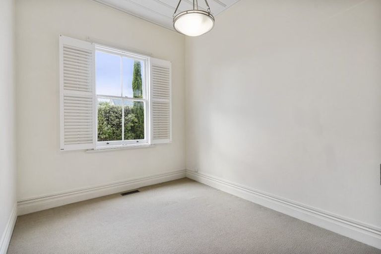 Photo of property in 5 Queen Street, Northcote Point, Auckland, 0627
