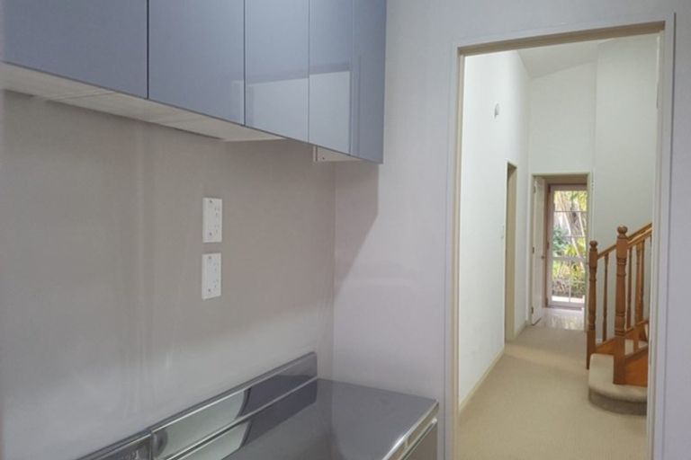 Photo of property in 2/40 Hillcrest Avenue, Hillcrest, Auckland, 0627