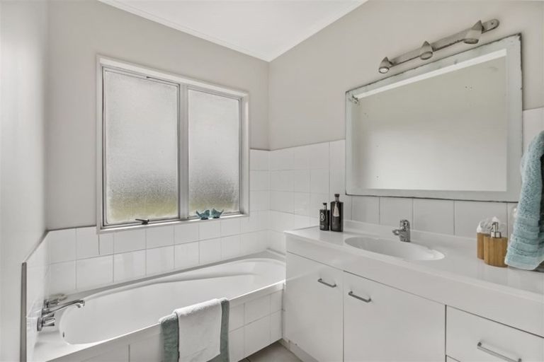 Photo of property in 123 Oreil Avenue, West Harbour, Auckland, 0618