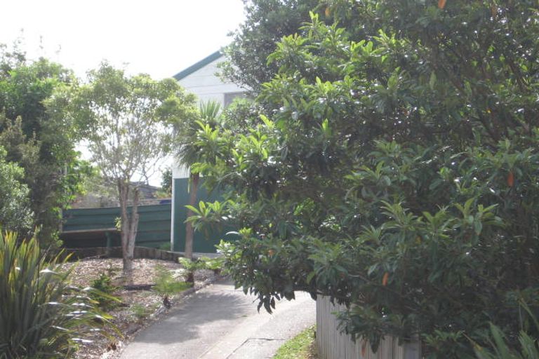Photo of property in 1/12 Tallington Crescent, Torbay, Auckland, 0630