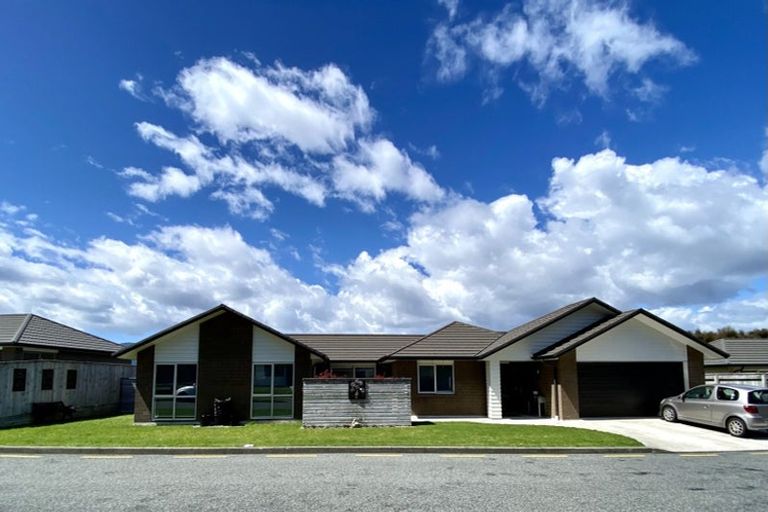 Photo of property in 6 Cory Jane Grove, Riverstone Terraces, Upper Hutt, 5018