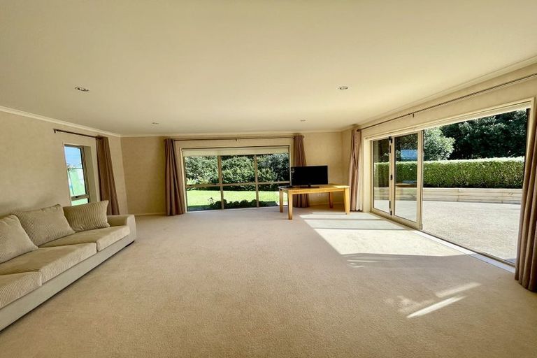 Photo of property in 11 Schopolo Place, Schnapper Rock, Auckland, 0632
