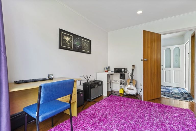 Photo of property in 77 Buscomb Avenue, Henderson, Auckland, 0610