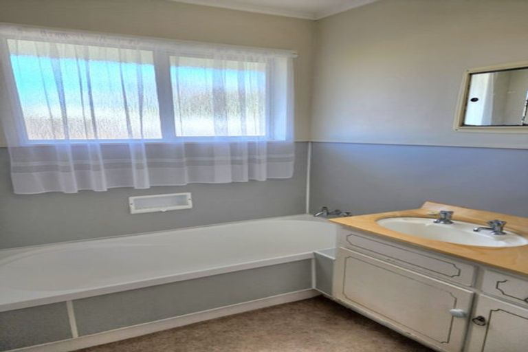 Photo of property in 2/35 Paramu Avenue, Birkdale, Auckland, 0626