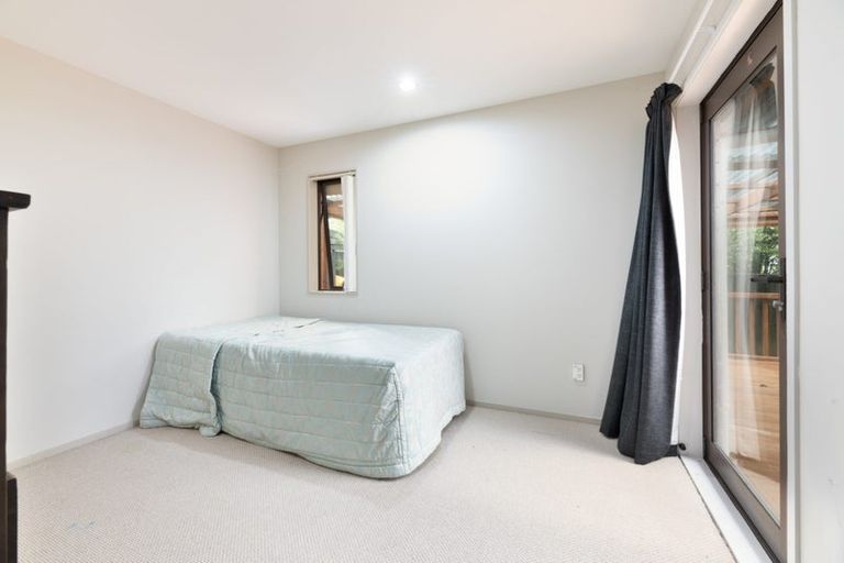 Photo of property in 112 Lake Panorama Drive, Henderson Valley, Auckland, 0612