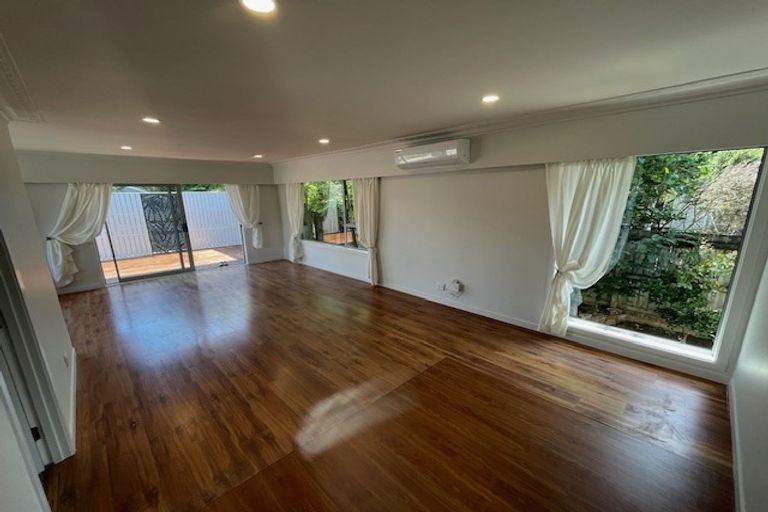 Photo of property in 30 Walton Street, Red Beach, 0932