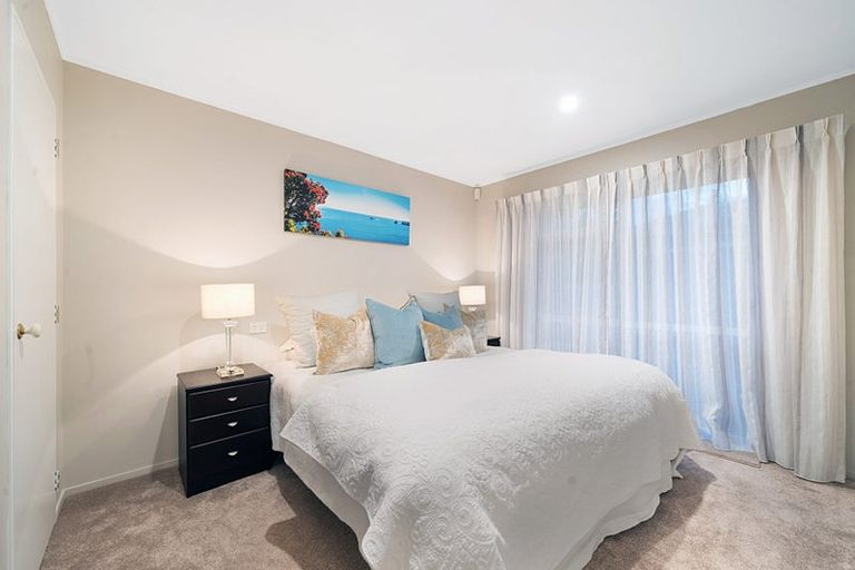 Photo of property in 50 Settlers Grove, Orewa, 0931