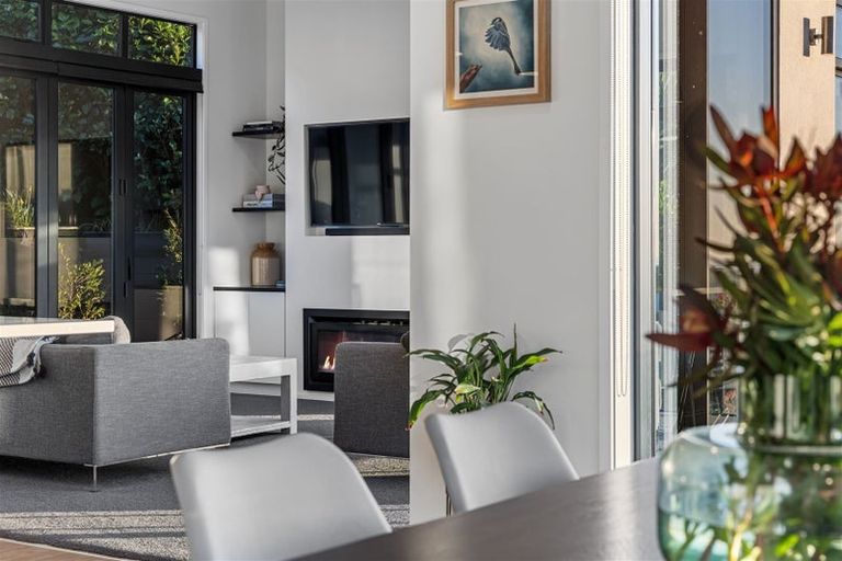 Photo of property in 17 Drayton Drive, Mount Pleasant, Christchurch, 8081