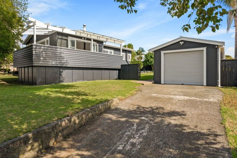 Photo of property in 37 Waimumu Road, Massey, Auckland, 0614