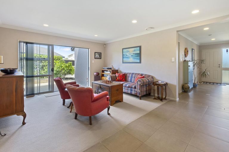 Photo of property in 54 Aberdeen Crescent, Wattle Downs, Auckland, 2103