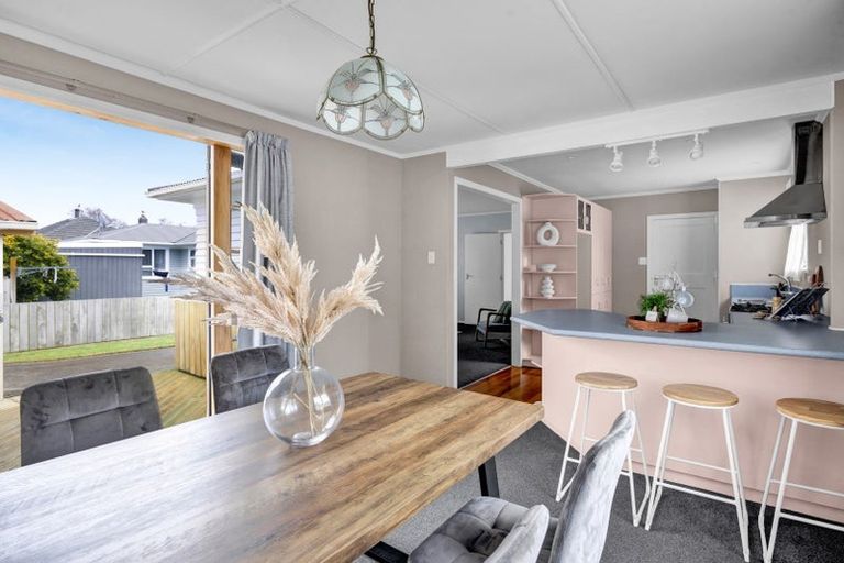 Photo of property in 14 Karaka Street, Merrilands, New Plymouth, 4312