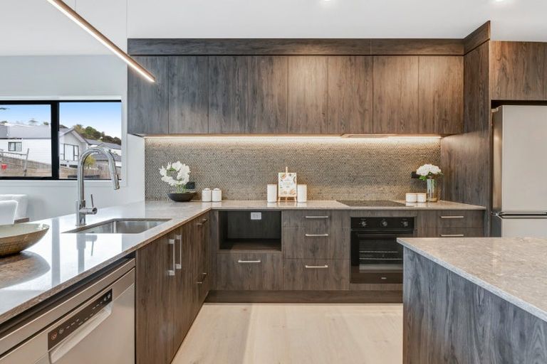 Photo of property in 5 Kawau Close, Orewa, 0931