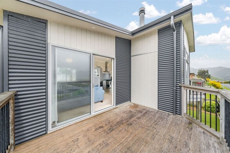 Photo of property in 15 James Nairn Grove, Riverstone Terraces, Upper Hutt, 5018