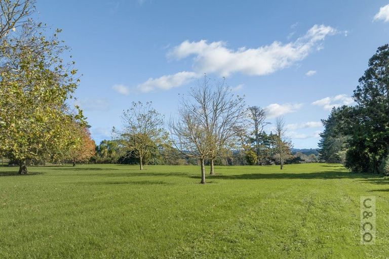 Photo of property in 408 Taupaki Road, Kumeu, 0892