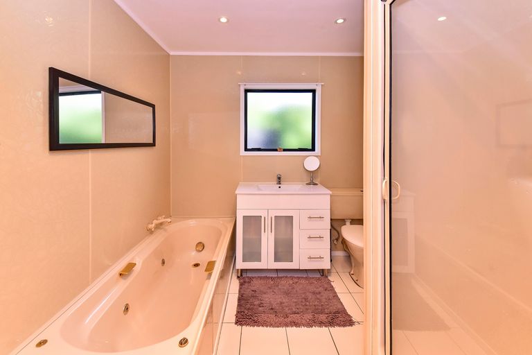 Photo of property in 2 The Spinney, Pahurehure, Papakura, 2113