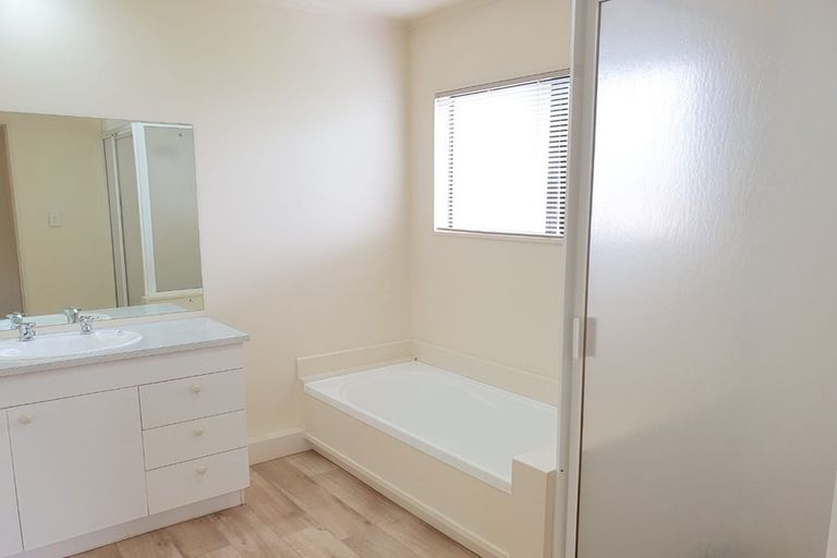 Photo of property in 24/24 Eastglen Road, Glen Eden, Auckland, 0602