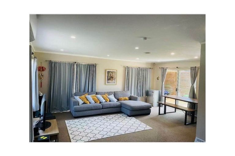 Photo of property in 53 Barbados Drive, Unsworth Heights, Auckland, 0632