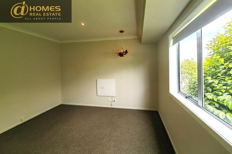 Photo of property in 127 Gossamer Drive, Pakuranga Heights, Auckland, 2010