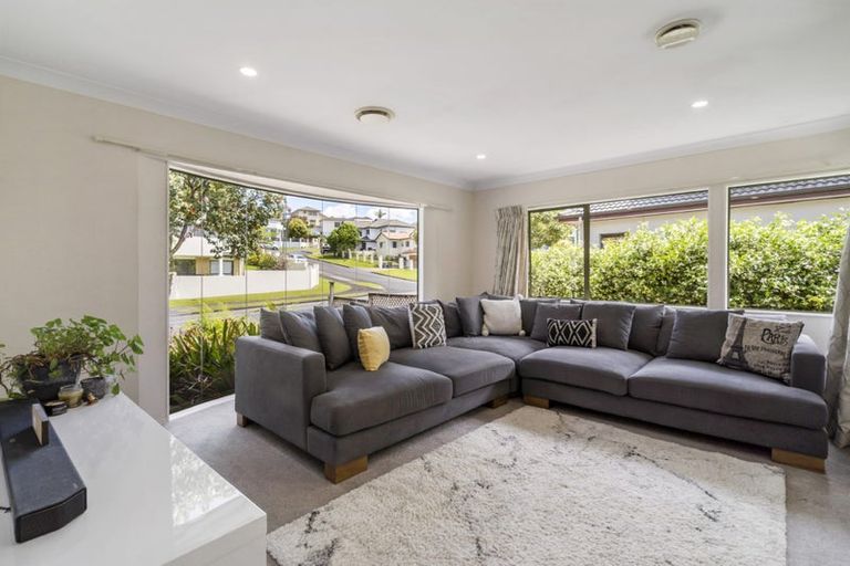 Photo of property in 27 Hogarth Rise, West Harbour, Auckland, 0618