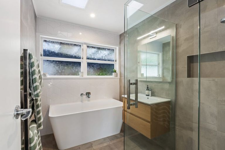 Photo of property in 1/21 Deuxberry Avenue, Northcote, Auckland, 0627