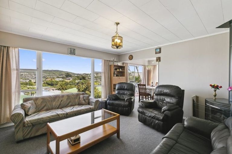 Photo of property in 23 Griffiths Grove, Newlands, Wellington, 6037