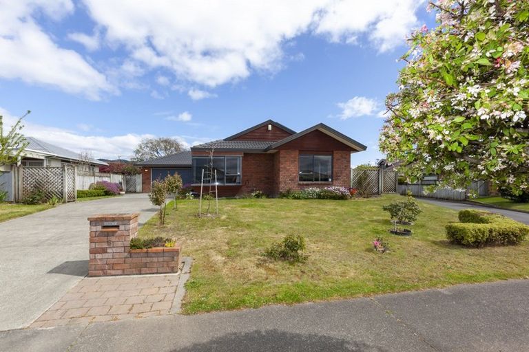 Photo of property in 8 Cranbrook Grove, Waikanae, 5036