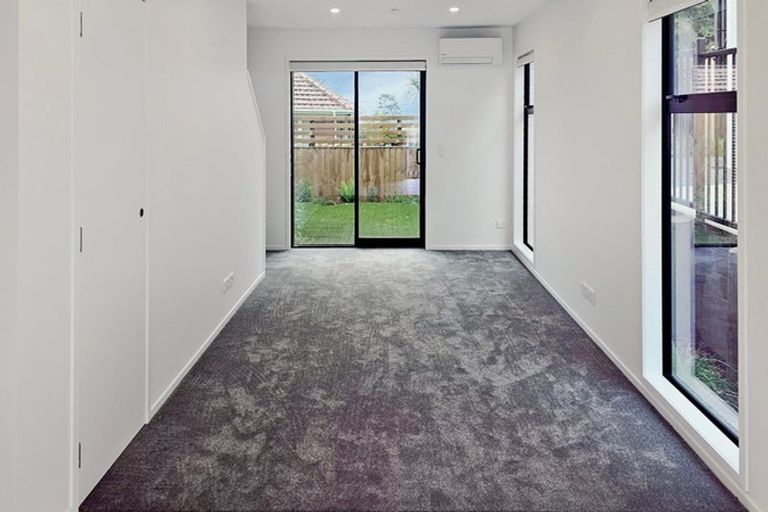 Photo of property in 1/23 Awaroa Road, Sunnyvale, Auckland, 0612