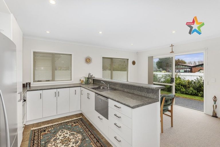 Photo of property in 49 Woodland Mews, Wainuiomata, Lower Hutt, 5014