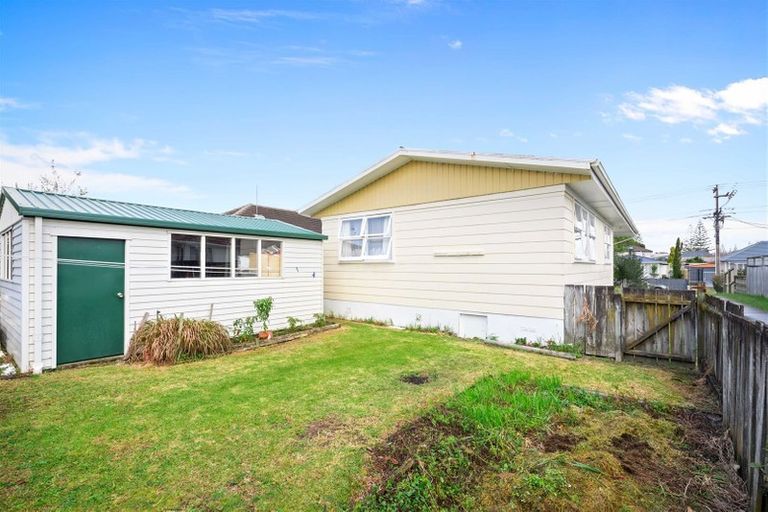 Photo of property in 1/8 Edwards Avenue, Henderson, Auckland, 0610