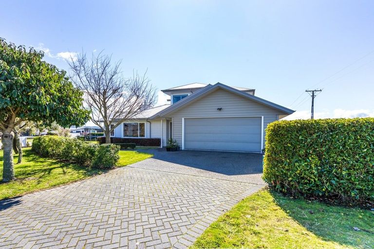 Photo of property in 2 Pukenamu Road, Rainbow Point, Taupo, 3330