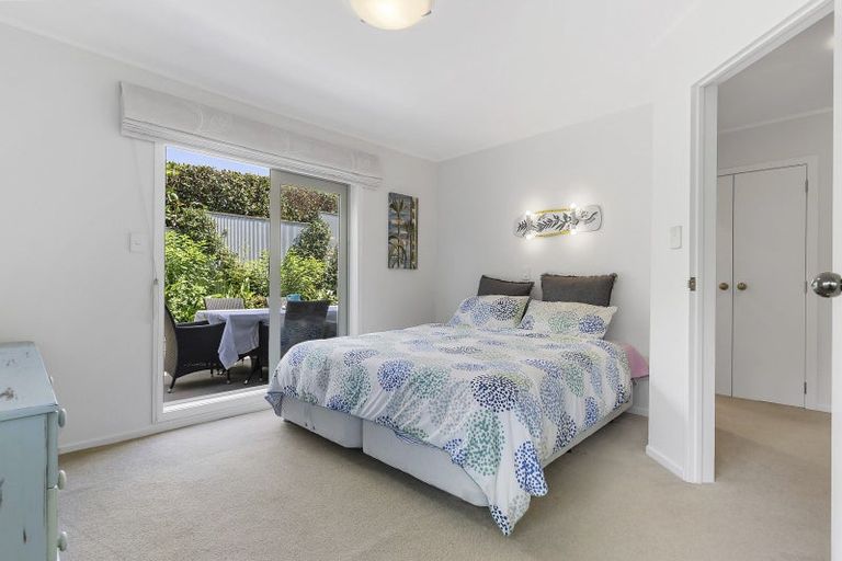 Photo of property in 2/46 Sunset Road, Unsworth Heights, Auckland, 0632