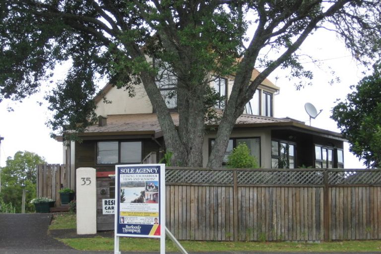 Photo of property in 3/35 Beach Haven Road, Beach Haven, Auckland, 0626