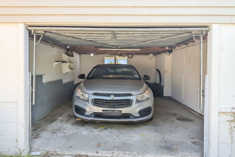 Photo of property in 13 Hellyers Street, Birkdale, Auckland, 0626