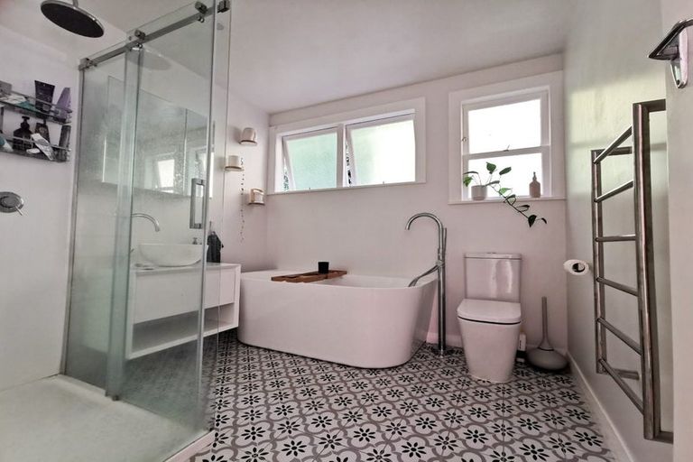 Photo of property in 28 Oak Avenue, Paremata, Porirua, 5024