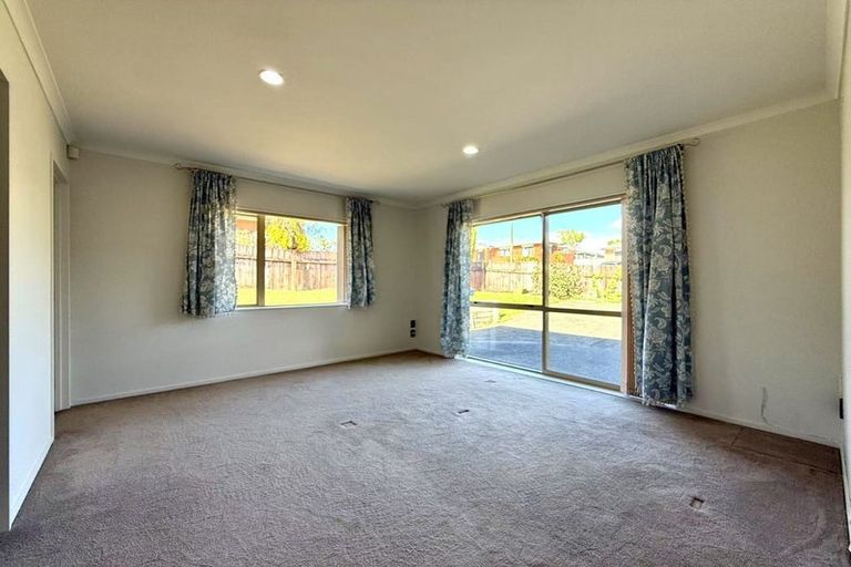 Photo of property in 17 Parkcrest Drive, Henderson, Auckland, 0612