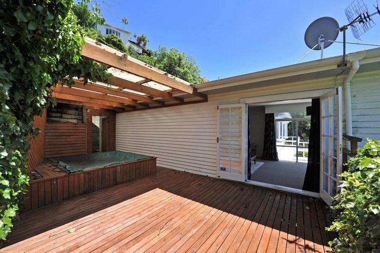 Photo of property in 11 Northland Road, Northland, Wellington, 6012